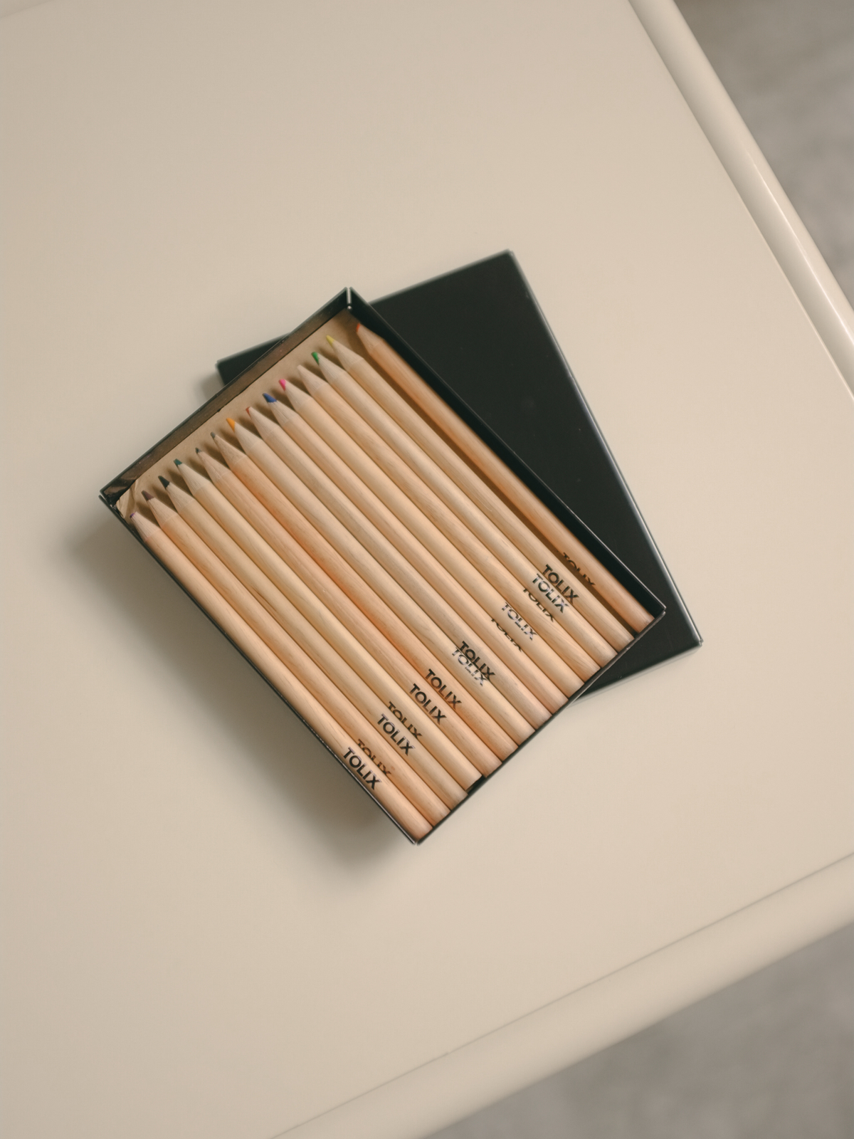 Boite métal avec crayons