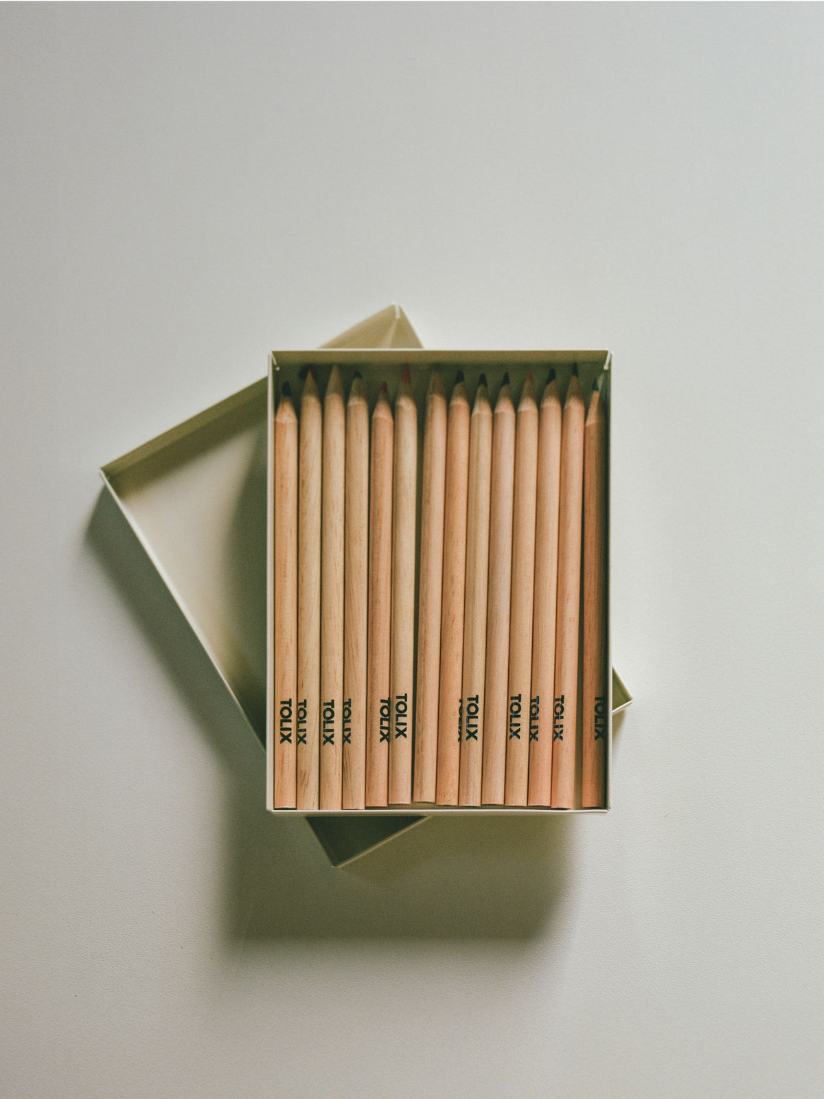 Boite métal avec crayons
