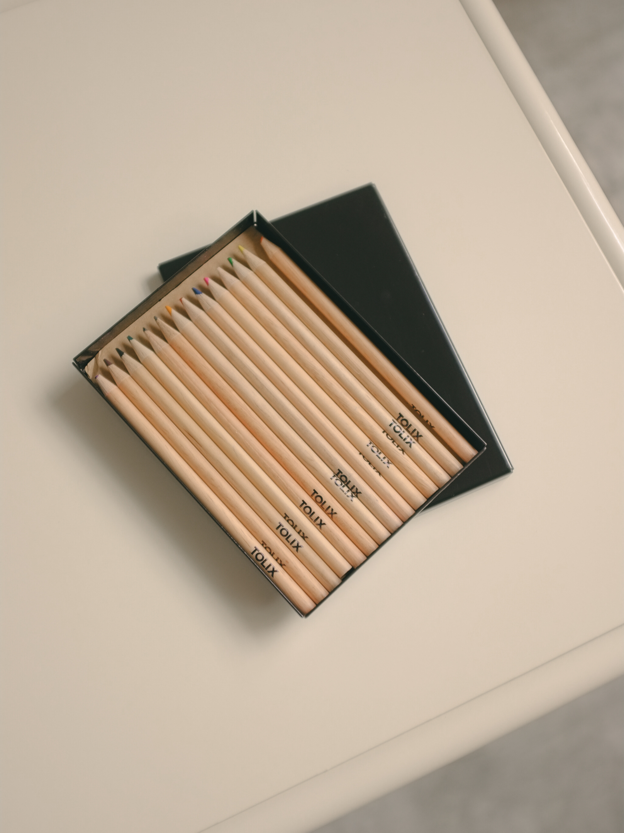 Boite métal avec crayons